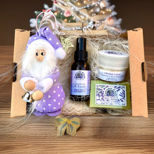 Gift box Natalizia. Confezione regalo Natalizia, regalo di Natale con Babbo Natale, La confezione comprende un Babbo Natale con fiori di lavanda all'interno, uno spray buonanotte che può essere spruzzato nell'ambiente o sul cuscino, una crema piedi alla lavanda e una saponetta olio di oliva e lavanda. La confezione regalo natalizia comprende anche la scatolina e un bigliettino di auguri.