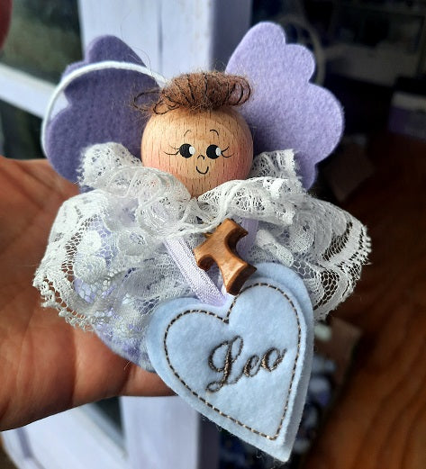 Angioletto con lavanda e tao, Bomboniera con nome o iniziale ricamata. Bomboniere personalizzate, Angelo bomboniera con lavanda. Angioletto realizzato a mano pieno di fiori di lavanda. Bomboniere lavanda. Bomboniere lavanda fai da te. Bomboniere con nome. Bomboniere religiose per Battesimo, bomboniere personalizzate per Comunione, Bomboniere personalizzate per Cresima. Bomboniere con Tao