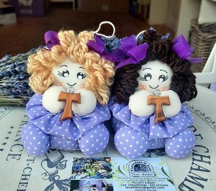 Bambola in stoffa, bambola fatta a mano. Bomboniera con bambolina profumata. Bambola riccia. Bambola seduta. Bambola con Tao.La nostra bambolina riccia è un articolo molto originale, realizzato artigianalmente e contiene fiori di lavanda. Può essere una bella idea regalo per un'amica, un'idea regalo per le nonne.