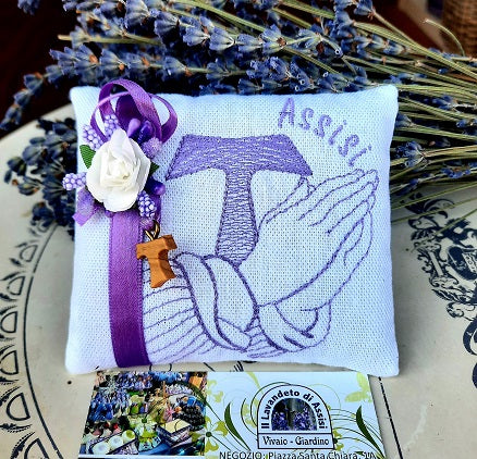 Bomboniere religiose per bambino, bomboniere religiose per bambina, bomboniera Francescana, Il piccolo cuscino in stoffa di colore chiaro e ricamo viola. Il ricamo del cuscino con lavanda rappresenta un Tao e delle mani giunte Idee per bomboniere, bomboniere religiose, bomboniere Francescane, bomboniere con tao, regali religiosi, regali francescani. E' un articolo adatto come regalo e come bomboniera per Comunione, Cresima e altre cerimonie.