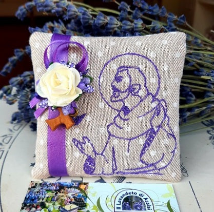 Cuscinetto con lavanda, cuscino pieno di fiori di lavanda con S. Francesco ricamato. Idea bomboniera, idea regalo religiosa, idea regalo raffinata, cuscinetti con lavanda, cuscino con lavanda, regali devoti San Francesco, regali con Tao, cuscinetto con san Francesco, immagine san Francesco d' assisi