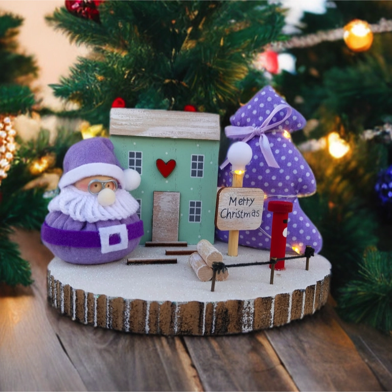 Paesaggio natalizio con Babbo Natale alla lavanda casetta e albero con luci