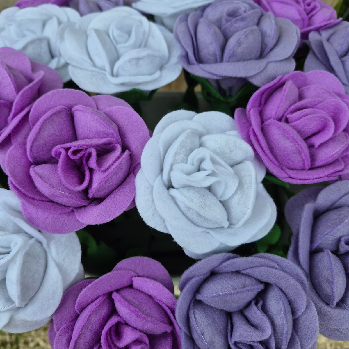 Rosa in pannolenci fatta a mano, fiori di pannolenci, rose da regalare, ideale come bomboniera artigianale profumata con lavanda. Perfetta per matrimoni, battesimi e decorazioni per la casa."