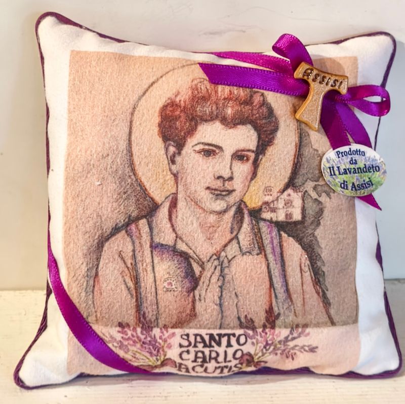 Articoli religiosi Assisi, Santo Carlo Acutis, souvenir con Santo Carlo Acutis, idee regalo con Carlo Acutis, ricordino Carlo Acutis, souvenir artigianali di Assisi. Articoli da regalo religiosi. Souvenir con Tao Articoli fatti a mano e pieni di lavanda, ispirati a San Carlo Acutis, il “patrono di Internet” e simbolo di fede viva per i giovani