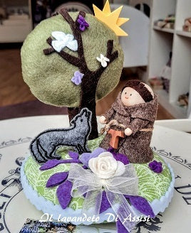 Idee regalo religiose. Bomboniere religiose. Bomboniere francescane. paesaggio con San Francesco D' assisi, regalo san francesco d' assisi, miracolo del lupo e san Francesco d' Assisi, prodotti alla lavanda originali, San Francesco e il lupo, miracoli di San Francesco. souvenir di Assisi, negozi di souvenir Assisi, idee regalo con lavanda, idee regalo natale vendita online