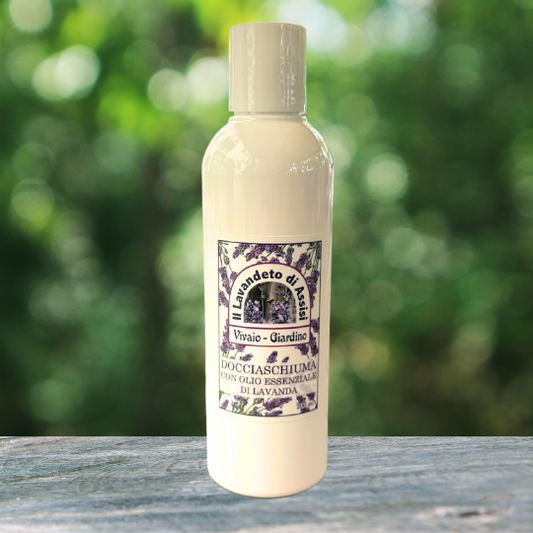 Il docciaschiuma con olio essenziale di lavanda è molto più di un semplice detergente. È un'esperienza sensoriale completa che trasforma la doccia in un momento di relax e cura. L'aroma delicato e le proprietà lenitive della lavanda si uniscono per offrirti una sensazione di benessere e freschezza che dura tutta la giornata.