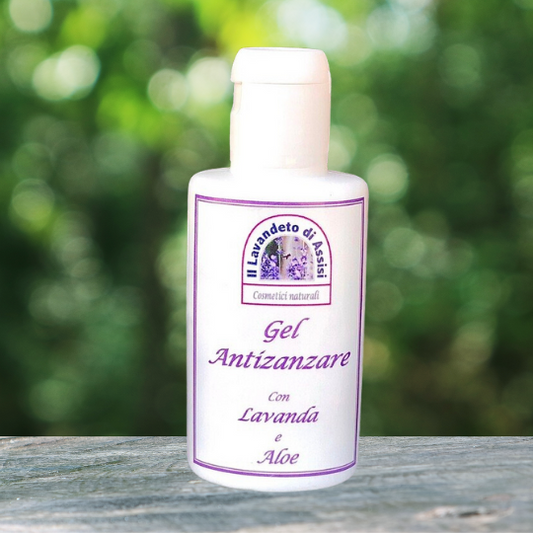 Il gel antizanzare con lavanda e aloe è un prodotto formulato per proteggere la pelle dagli insetti fastidiosi come le zanzare. La lavanda è conosciuta per il suo aroma gradevole agli esseri umani ma sgradevole per gli insetti. L'olio essenziale di lavanda può aiutare a tenere lontane le zanzare in modo naturale. L'uso dell'aloe vera, invece, contribuisce ad idratare e lenire la pelle dopo l'applicazione, aiutando anche a calmare eventuali irritazioni causate dalle punture di insetti.