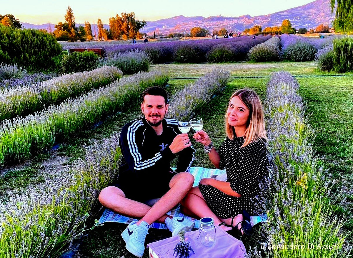 Picnic tra la lavanda. Picnic festa della lavanda. Apericena sulla lavanda. Aperitivo nei campi di lavanda, lavandeto, lavandeti, il lavandeto. Location per eventi, giardino per eventi, location per compleanno, location per matrimonio. Dove festeggiare il compleanno in Umbria, cosa fare  a Perugia agosto, cosa fare ad agosto in Umbria, ferragosto in Umbria