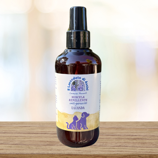 La miscela repellente anti-parassiti alla lavanda è una combinazione di oli essenziali di lavanda e altri ingredienti naturali progettati per tenere lontani gli insetti e parassiti fastidiosi. La lavanda emana un profumo gradevole per gli esseri umani, ma che respinge molti insetti indesiderati. Questa miscela è una soluzione naturale per proteggere te e i tuoi animali domestici dagli invasori indesiderati, offrendo un'alternativa sicura e profumata ai repellenti chimici tradizionali.