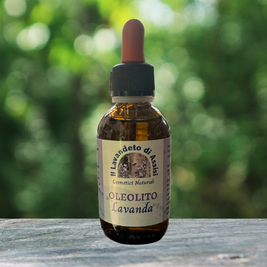 L'oleolito di lavanda è un estratto naturale ricco ottenuto dall'immersione dei fiori di lavanda nell'olio. Lenisce la pelle e offre un aroma rilassante per massaggi o cure della pelle.
