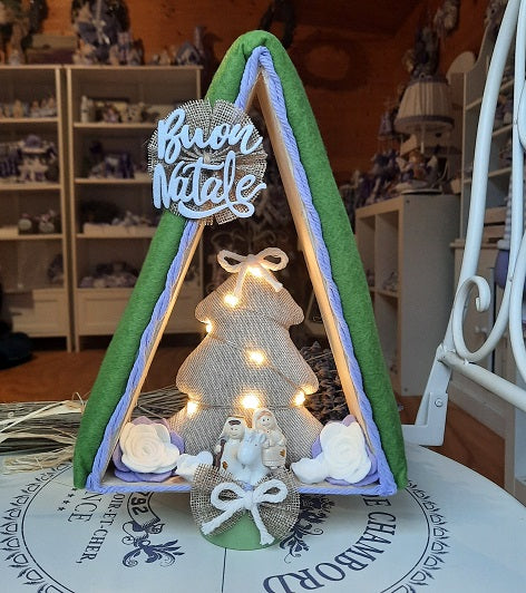 Albero di Natale con lucine, albero di natale con lucine e lavanda, vendita albero di Natale online, soprammobile albero di Natale, albero di Natale piccolo, decorazione Natalizia per la casa, albero di Natale originale, albero di Natale da regalare, albero di natale shop online, Albero di Natale di Assisi, decoro Natalizio, decorazioni natalizie. Regali di Natale 2024
