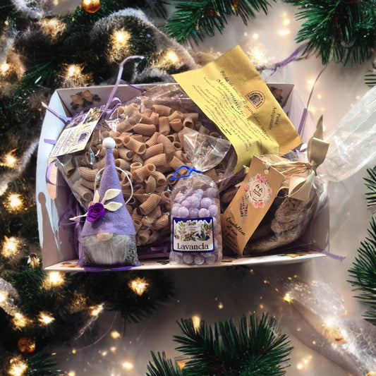 cesto regalo prodotti italiani con pasta integrale del Lavandeto biscotti alla lavanda caramelle alla lavanda e gnomo profumato idea regalo natalizia originale prodotti tipici italiani