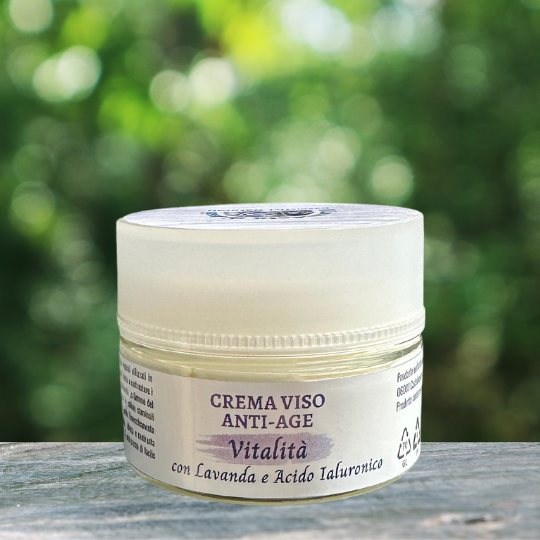 crema viso anti-age alla lavanda e acido ialuronico cosmetico naturale idratante e rimpolpante per la cura della pelle del viso