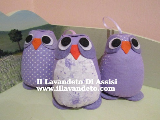 Un profumatore per ambiente a forma di gufo, riempito con lavanda, è un delizioso accessorio che diffonde un profumo rilassante in qualsiasi ambiente. Un gufo di stoffa ripieno di fiori di lavanda, perfetto per profumare delicatamente la tua casa. Il gufetto portafortuna con lavanda è un'ottima idea regalo per amici, per colleghi e per tutta la famiglia. Il gufo di lavanda è una bella idea per bomboniera, idea per bomboniere laurea. Idee regalo Natale per tutti