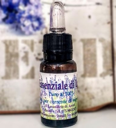 Flacone di olio essenziale di lavanda puro 100%, naturale, con contagocce, su fondo bianco o in ambiente rustico con fiori di lavanda.