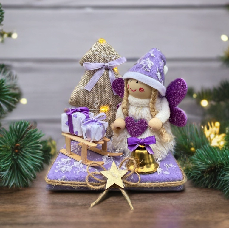 Paesaggio natalizio con angelo albero pieno di lavanda luci e slitta