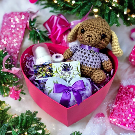 regalo san valentino per lei box a cuore con cagnolino amigurumi e prodotti alla lavanda