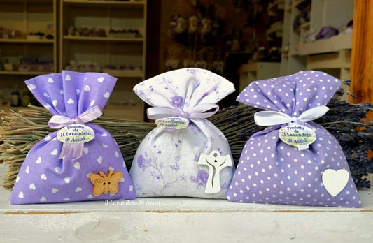 Sacchetti di lavanda. Sacchetti alla lavanda. Idee regalo di Natale per i colleghi. Idee regalo Natale per vicini di casa. Bomboniere economiche , bomboniere fai da te. Bomboniere con lavanda. Sacchetto per bomboniere. Bomboniere personalizzabili. Regali di Natale economici. Pensieri per il Natale poco costosi, segnaposto Natalizi. Gadget Natalizi per dipendenti e clienti. Bomboniere fai da te, sacchetti fatti a mano, sacchetti per bomboniere e segnaposto