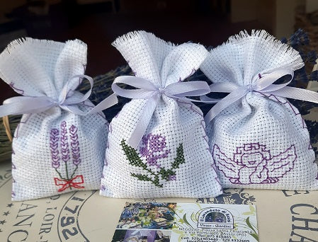 Sacchettino con fiori di lavanda in tela aida ricamata a mano. I sacchettini ricamati in vendita nel nostro shop sono realizzati a mano con una stoffa molto traspirante e daranno tanto profumo ai vostri armadi.