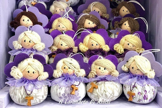 Un angelo natalizio con tau ripieno di lavanda è una dolce decorazione natalizia che unisce la figura tradizionale dell'angelo con il simbolismo della tau, una lettera dell'alfabeto greco spesso associata a San Francesco d'Assisi, e l'aroma rilassante della lavanda. È una rappresentazione di pace, spiritualità e benessere sensoriale, ideale per aggiungere un tocco unico e profumato all'arredamento natalizio.